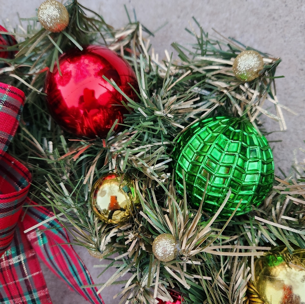 Santa Claus Red Gold & Green Festive Plaid Christmas Wreath - Picture 8 of 9